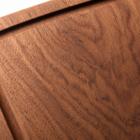Houten broodplank van dik, natuurlijk hardhout met sapgoot, handvatgat, ecologisch, antibacterieel, voor het serveren van ontbijt.