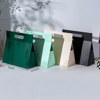Boîte cadeau triangulaire en stock, vente chaude, pliable, fermeture magnétique avec logo en petit lot