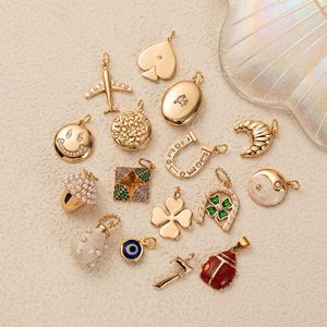 Boutique de luxe en zircon |   Pendentif Pavé CZ en laiton plaqué or 18 carats |   Pendentifs en forme de fer à cheval, de ballon de football, de cœur de botte, de wishbone et de champignon - Product Image 4
