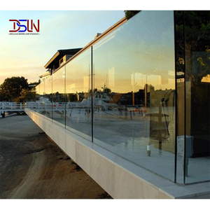Barrière de sécurité en verre moderne pour piscine, idéale pour les zones de baignade extérieures, villas, hôtels et complexes hôteliers - Product Image 1
