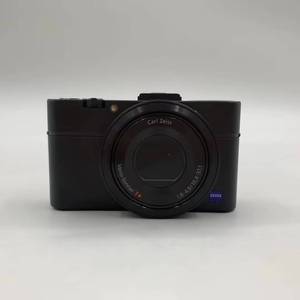 กล้องดิจิตอล Sony <span class=keywords><strong>RX100</strong></span> <span class=keywords><strong>II</strong></span> มือสอง ความละเอียด 20MP วิดีโอ 1080p หน้าจอสัมผัส พร้อม Wi-Fi แชร์ภาพ น้ำหนักเบา พกพาสะดวก สภาพเหมือนใหม่ - Product Image 1