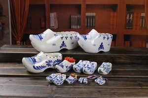 Petites chaussures en céramique peintes à la main, bleu de Delft, design hollandais, avec cordon tricolore - Product Image 3