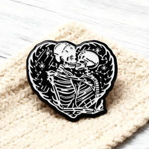 Broche de Calavera con Corazón Blanco y Negro, Estilo Gótico, Pin Retro para Chaquetas, Sombreros, Bolsos, Regalo de Humor Oscuro (1/2 Piezas) - Product Image 6