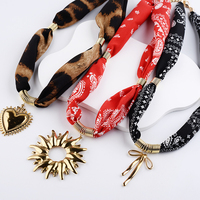 Nouveaux colliers tendance, bandanas, foulards, colliers avec breloques en acier inoxydable, pendentifs en forme de cœur et de nœud