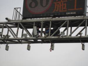 لافتة معلومات متغيرة LED خارجية متينة للطرق السريعة، شاشة عرض ثابتة بذراع واحد، متوفرة بأحجام P16 وP20 وP25 وP31.25، ضمان 10 سنوات - Product Image 5