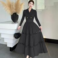Robe plissée deux pièces pour tenue de travail formelle - le haut est conçu comme un costume, et la jupe est la partie inférieure