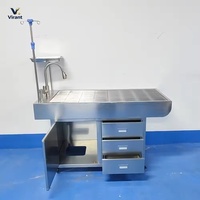 Table de traitement complète en acier inoxydable pour vétérinaires avec tiroirs de rangement et poteau porte-perfusion pour examen en clinique vétérinaire