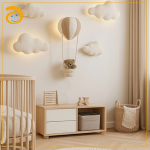 Lámpara de Pared de Felpa Suave con Forma de Nube para Dormitorio de Bebé - Linda Decoración de Globo Aerostático con Osito de Peluche - Product Image 1