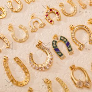 Pendentifs à breloques en laiton plaqué or 18K fer à cheval en zircon cubique exquis Charms de cheval en laiton occidental pour la fabrication de bijoux - Product Image 2