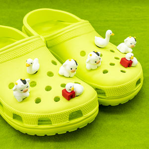 Venta al por mayor nuevo diseñador personalizado 3D PVC zapato encantos personalizados lindos animales coloridos vaca patos zapato encantos a granel - Product Image 2