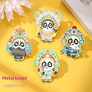 Broche de borla con diseño de máscara de ópera de Pekín de estilo chino antiguo, con diseño de panda de drama animal lindo y diamantes incrustados, insignia turística de Chengdu - Product Image 2