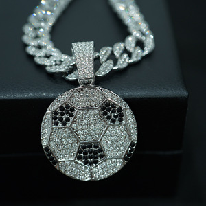 Collar <span class=keywords><strong>de</strong></span> Lujo Chapado en Oro con Colgante <span class=keywords><strong>de</strong></span> Balón <span class=keywords><strong>de</strong></span> Fútbol Hip Hop con Diamantes y Cadena Cubana, Joyería con Dije <span class=keywords><strong>de</strong></span> Fútbol - Product Image 2