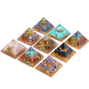 Venta al por Mayor de Pirámides de Resina de Amatista Natural de 6.5cm, Adorno de Escritorio, Caja de Meditación de Chakra y Yoga, Embalaje para Regalos de Artesanía con Cristales - Product Image 1