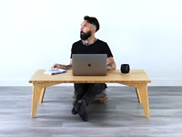 Bureau bas avec chaise de sol conçu pour le bien-être et une meilleure posture, ensemble de table basse moderne avec sièges au sol OEM