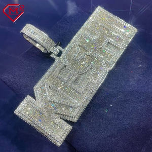 Ювелирные изделия в стиле хип-хоп VVS изумрудно вырезанные Буквы с именем Муассанит Кулон 925 Серебряный изготовленный на заказ кулон с муассанитом - Product Image 1