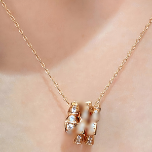 Collier Baojia Classic Spirit Snake à trois anneaux entièrement serti de diamants, bijoux de niche de luxe léger, en stock, vente en gros transfrontalière - Product Image 3