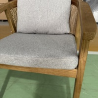 Chaise de salle à manger à accoudoirs en bois massif pour hôtels de villégiature, restaurants occidentaux de style pastoral, et aires de repas décontractées pour gîtes et B&B