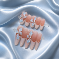 Faux ongles réutilisables faits main de luxe, motif floral bleu clair 3D, accents de perles élégants, dégradé nude blanc, pointe française