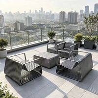 Ensemble table et banc d'extérieur tendance en métal, sièges de loisirs pour hôtel, terrasse, parc urbain, allée