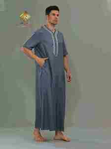 Al Haramain Qamis en coton pour homme, col rond, manches courtes, longueur au sol, robe de prière modeste, couleur unie, respirant, style Moyen-Orient - Product Image 2