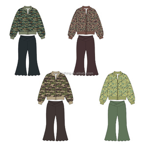 Ensemble deux pièces pour fillettes avec veste bomber camouflage à fermeture éclair intégrale et pantalon de yoga évasé à taille croisée, couleur et logo personnalisables - Product Image 3