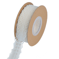 Ruban de dentelle brodé vintage creux blanc avec des motifs assortis pour la couture de mariage nuptiale et les projets de bricolage