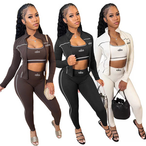 Ensemble de yoga 3 pièces : haut court, leggings et veste, en spandex uni, col rond, vêtements de sport pour femmes, tenue de fitness - Product Image 1