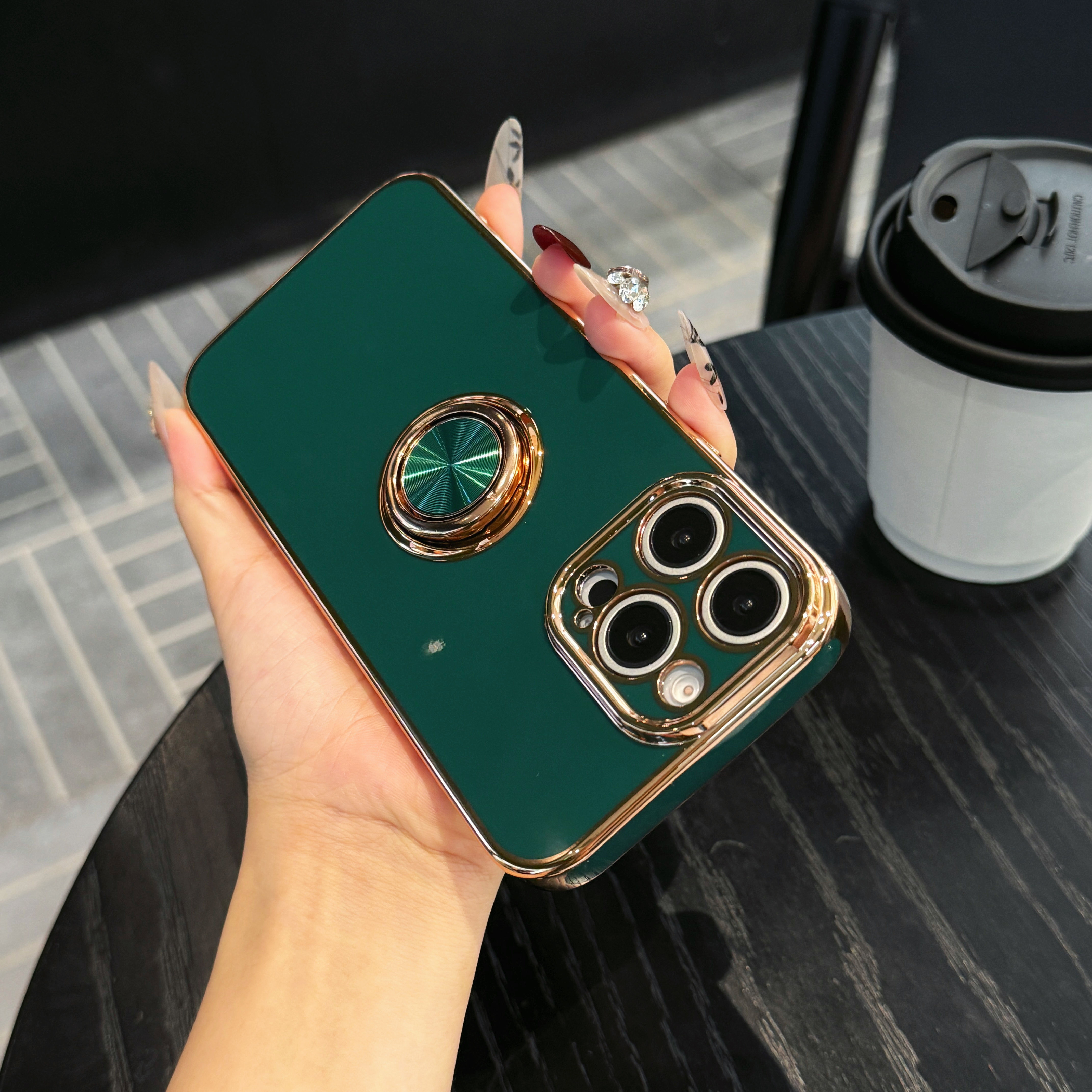 สีเขียวมรกต