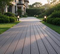 Planche de terrasse en composite bois-plastique (WPC) brossé sable, anti-fissuration et anti-UV, pour projets de villas et patios