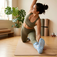 Chaussettes de yoga à volants antidérapantes en polyester pour Pilates, barre et danse, avec bord festonné et grip adhésif pour femmes, personnalisables avec logo