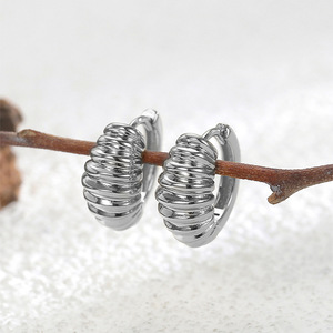 Boucles d'oreilles créoles unisexes tendance et élégantes en laiton plaqué or et rhodium, motif géométrique avec perles - Cadeau - Product Image 2