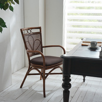 Chaise de salle à manger en rotin moderne avec dossier et structure en bois massif pour la restauration (vente en gros)