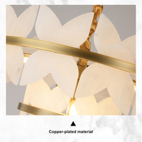 Elegante Lámpara de Techo Moderna de Latón Cepillado con Luz Blanca Cálida, con Pétalos de Alabastro Hechos a Mano para un Interior de Lujo