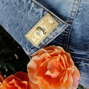 Pin Metálico de Cien Dólares para Sombreros y Ropa - Product Image 5