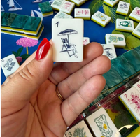 Jeu de tuiles de mahjong américain vintage, motifs rétro dessinés à la main avec des motifs élégants de femmes, de plantes et de produits de divertissement sportif