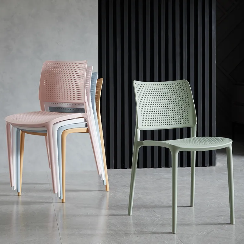 Chaises nordiques durables pour l'extérieur bon marché Vente en gros pp empilable monobloc design moderne chaise de salle à manger en plastique coloré vente