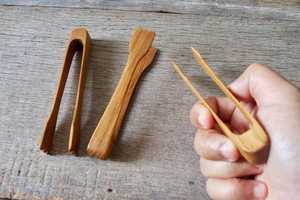 Pinces en bois pour la cuisine, le service, la grillade et la manipulation des aliments, fabriquées à la main à partir de bois naturel durable, conçues pour un usage quotidien - Product Image 3