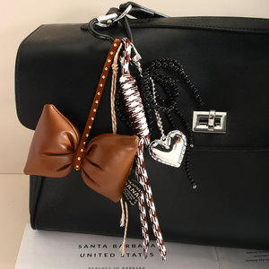 Breloque de sac élégante multi-pièces avec nœud en cuir marron mignon, sangle tissée pied-de-poule et cœur argenté brillant, porte-clés anti-perte - Product Image 1