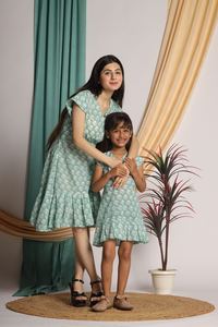 2024 Collection meilleure qualité femmes été robes décontractées à manches courtes floral col en V mi-long imprimé fleuri Mini bouton - Product Image 4