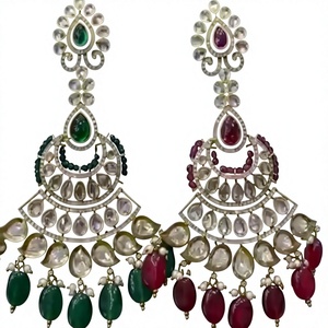 Magnifiques boucles d'oreilles en forme de lustre plaqué or avec cristaux et perles pour femmes, pour mariage, soirée, style vintage - Product Image 2