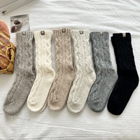 Vente en gros de chaussettes de couchage en laine torsadée de couleur unie pour femmes chaussettes d'hiver en laine tricotée épaisse et chaude
