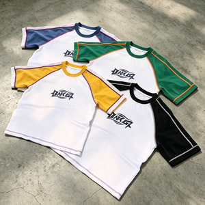 T-shirt Personalizzata con Cuciture a Contrasto, Maniche Raglan, Stampa Oversize per Uomo - Product Image 1