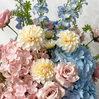 Composition florale rose et bleue pour mariage, chemin de table floral long et élancé, bouquet de table ronde, décoration pour banquet et fiançailles