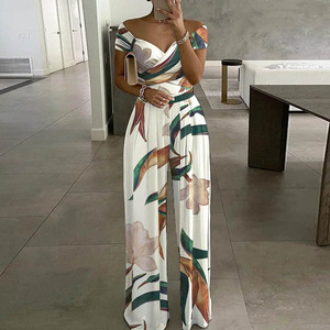 Conjunto <span class=keywords><strong>de</strong></span> <span class=keywords><strong>Mono</strong></span> Estampado Floral con Hombros Descubiertos, Pierna Ancha, Cintura Ajustada y Diseño Cruzado para Mujer - Product Image 1