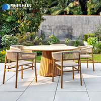 Ensemble de table et de chaises de salle à manger d'extérieur en bois massif moderne de haute qualité avec coussins imperméables pour villa, cour, terrasse