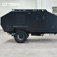 Petite caravane de voyage tout-terrain légère et luxueuse avec toit plat et lits superposés triples pour les aventures hors route