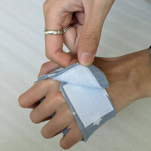 Guante de Algodón Gris Cuadrado de Talla Única para Fortalecimiento Muscular de Dedos y Rehabilitación Terapéutica - Product Image 2