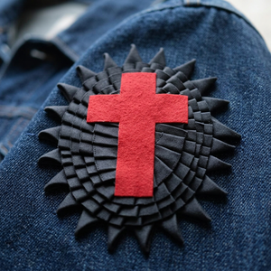 Chapeau de Chevalier Templier avec Rosette Personnalisable en Toile, Badge Auto-agrippant avec Perles et Croix - Product Image 1