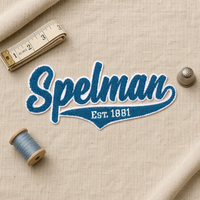 Patch brodé en chenille personnalisé |   Marque de texte en écriture cursive bleu-gris avec bordure blanche et inscription EST. 1881 Banner, Applique à coudre