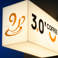Enseigne lumineuse LED pour café, trois faces, montage en coin, éclairage blanc, texte noir, logo orange pour vitrine de café, signalétique commerciale